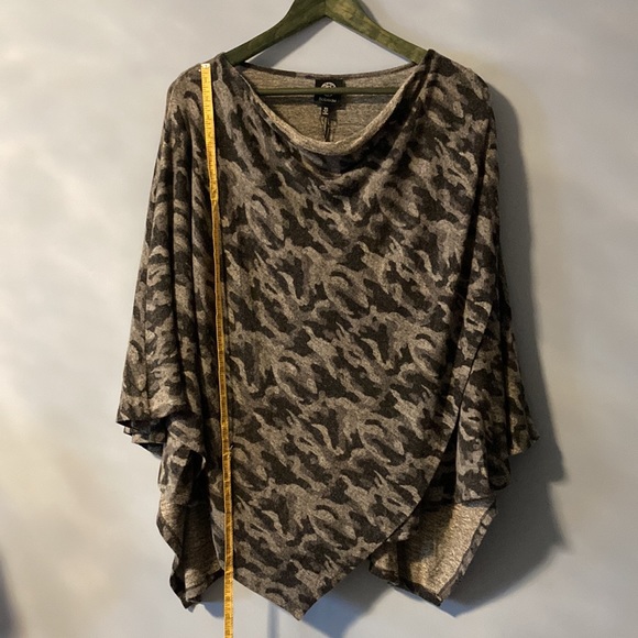Bobeau Poncho Style Gray and Black Camo Top, OSFM - Picture 8 of 12